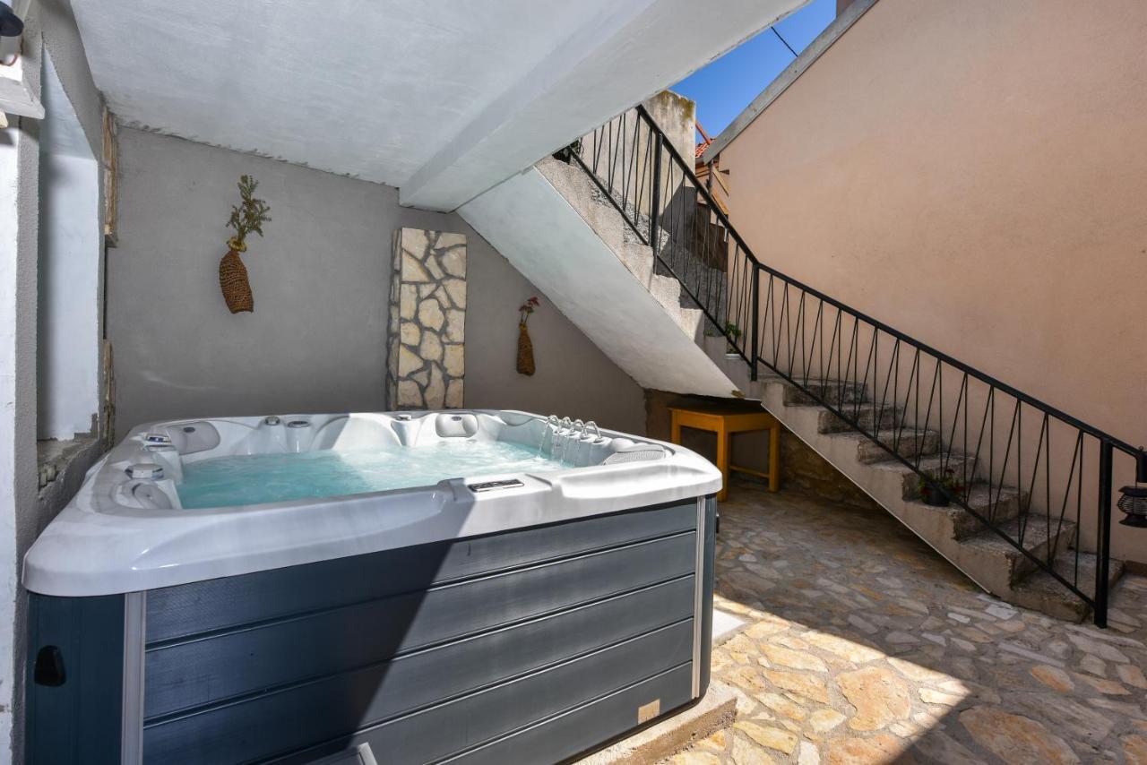 Apartment Loro With Jacuzzi Posedarje Zewnętrze zdjęcie