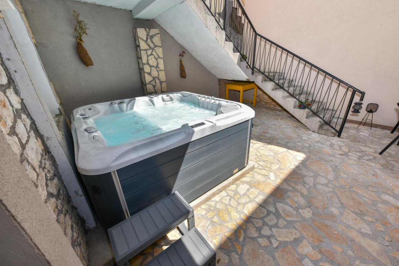Apartment Loro With Jacuzzi Posedarje Zewnętrze zdjęcie