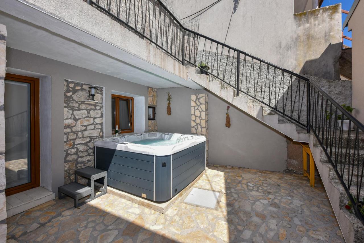 Apartment Loro With Jacuzzi Posedarje Zewnętrze zdjęcie
